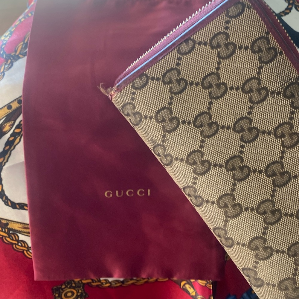 Gucci monogram Beige and Red Wallet 💯Authentic with dust bag
